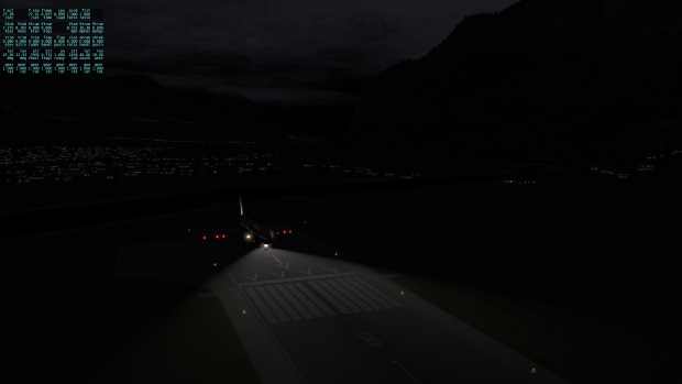 Scheinwerfer der 747 beleuchten die Startbahn.